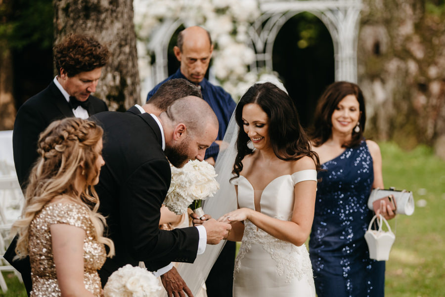 ceremonia w plenerze w dworze Sieraków, ślub humanistyczny, dwór Sieraków, piękne dekoracje ślubne, życzenia ślubne