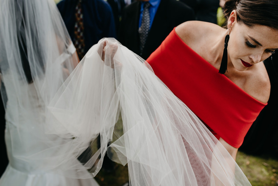 świadkowa poprawia welon panny młodej, życzenia ślubne