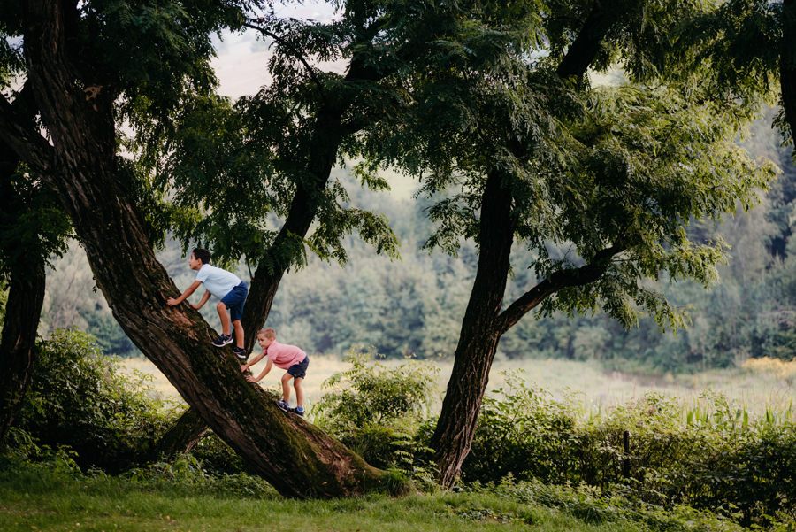 dzieci na weselu, dwór sieraków, piękna sceneria, wesele w plenerze