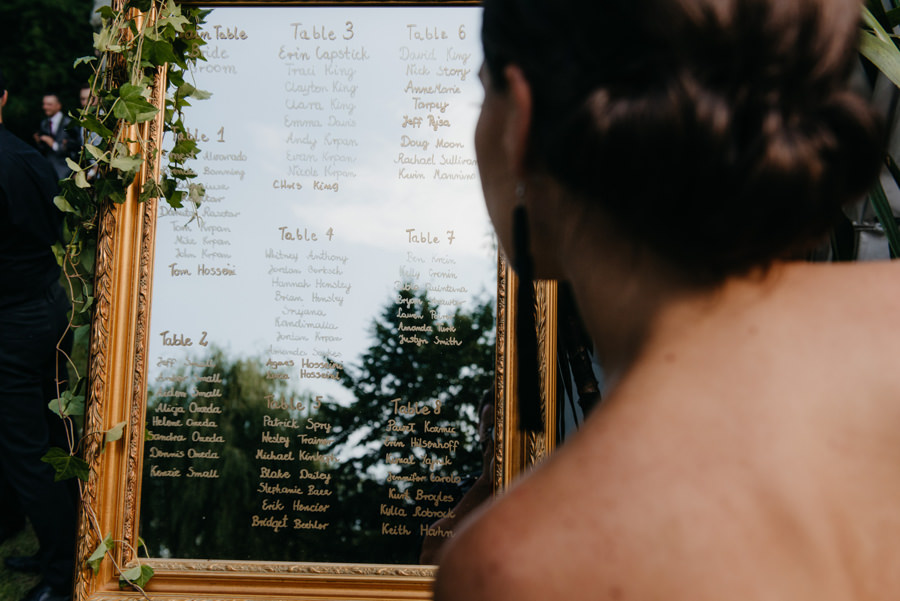 rozpiska gości weselnych na lustrze, dekoracje ślubne, eleganckie wesele