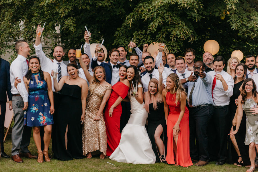 szalone zdjęcia grupowe na ślubie, fotograf ślubny, dwór sieraków