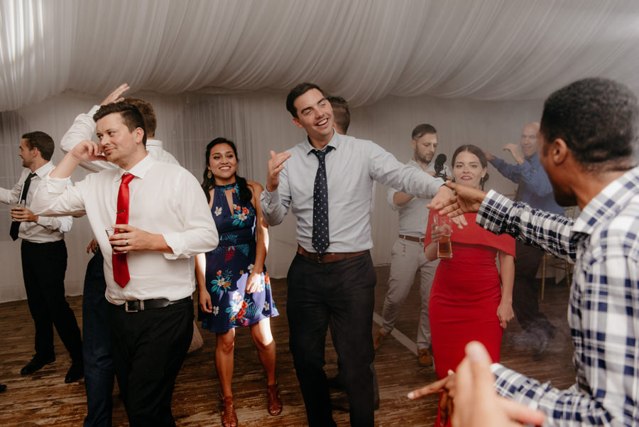 wesele w namiocie, impreza z DJ, wesele międzynarodowe, dwór sieraków