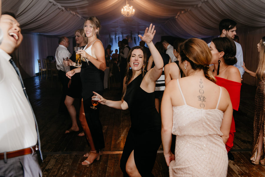 wesele w namiocie, impreza z DJ, wesele międzynarodowe, dwór sieraków