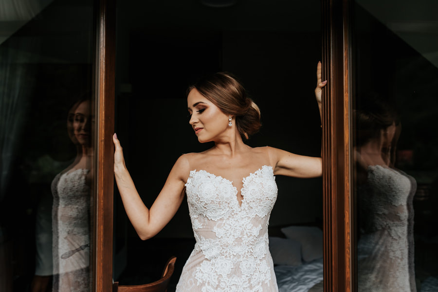 portret panny młodej, makijaż ślubny, elegancki makijaż na ślub, Klaudia Kłos, wnętrze willa poprad