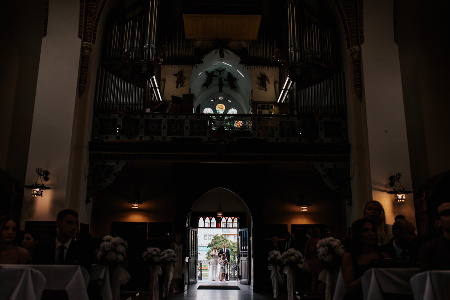 kościół nowy sącz, ślub w nowym sączu, fotograf ślubny nowy sącz, panna młoda wchodzi do kościoła