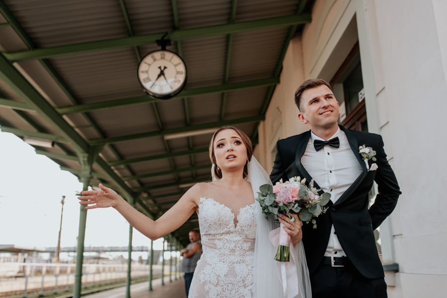 para młoda w drodze do willa poprad, na wesele pociągiem, para młoda na dworcu kolejowym