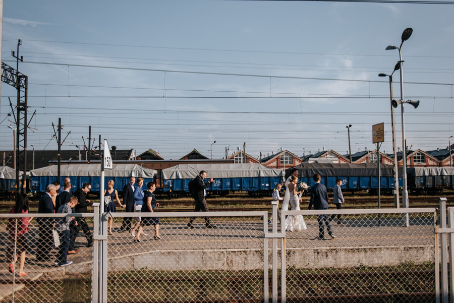 para młoda w drodze do willa poprad, na wesele pociągiem, para młoda na dworcu kolejowym