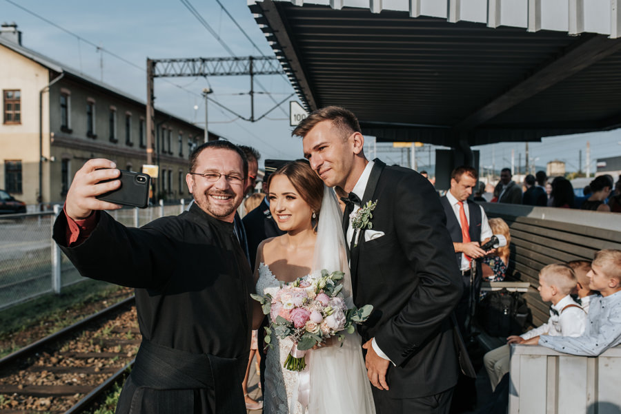 para młoda w drodze do willa poprad, na wesele pociągiem, para młoda na dworcu kolejowym, selfie z księdzem