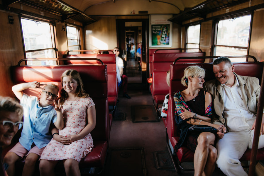 na wesele pociągiem, pociąg do Rytra, w drodze do Willa Poprad, goscie weselni
