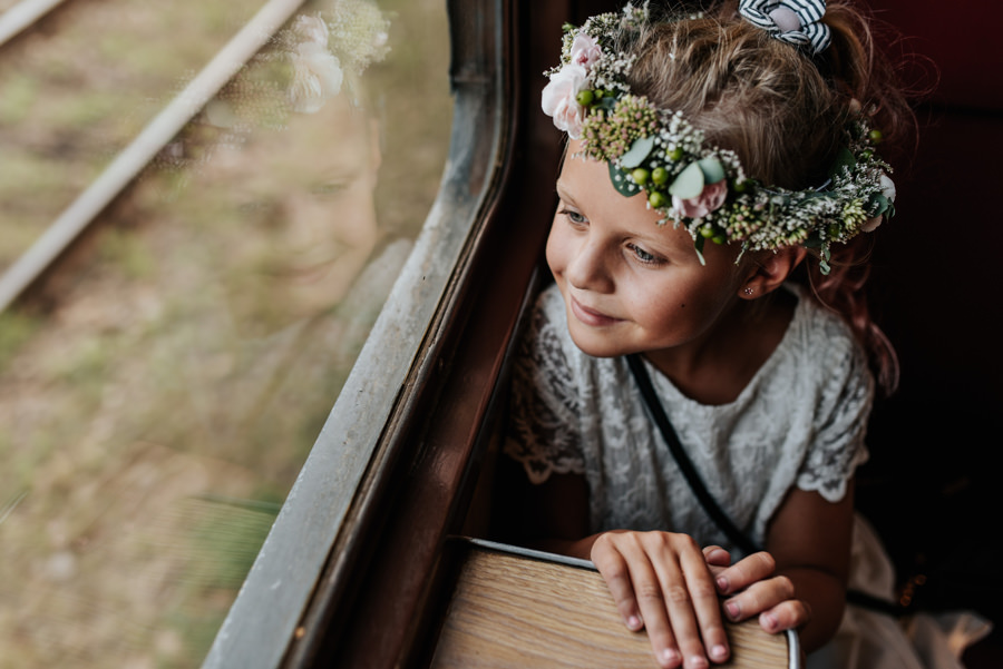 na wesele pociągiem, pociąg do Rytra, w drodze do Willa Poprad, goscie weselni