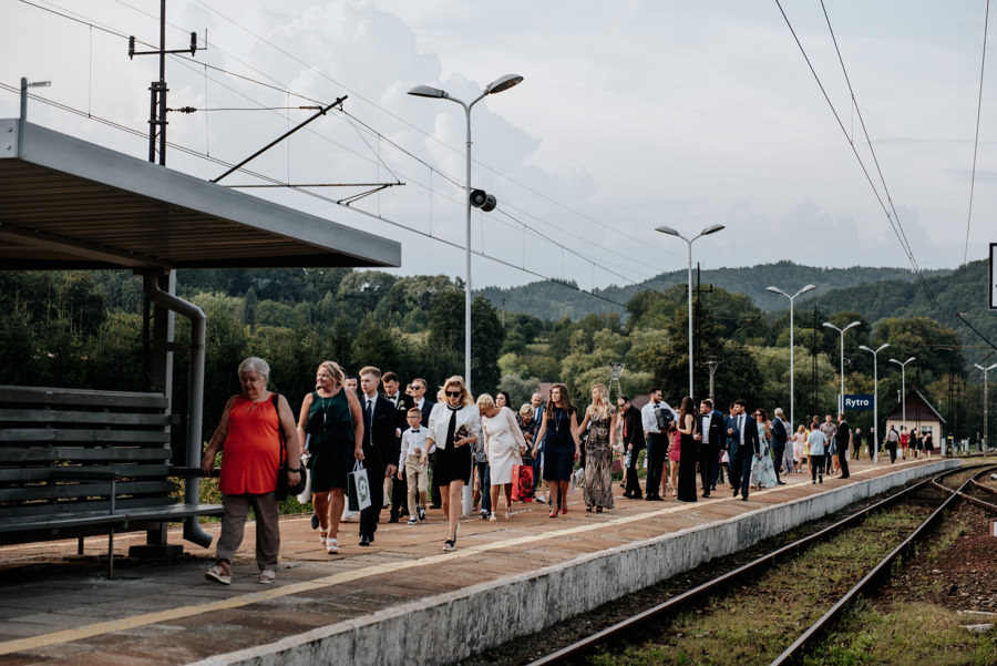 na wesele pociągiem, pociąg do Rytra, w drodze do Willa Poprad, goscie weselni