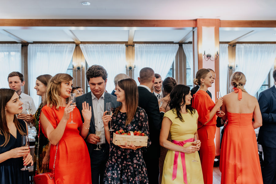 goście czekają na wejście pary młodej, willa poprad wesele