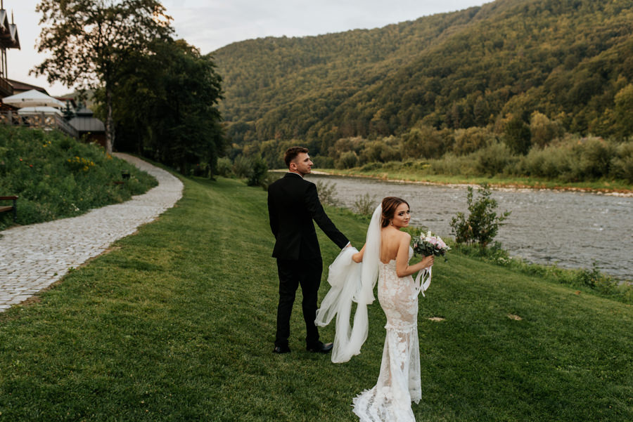 sesja obok Willa Poprad, sesja nad rzeką, plener ślubny w dniu wesela