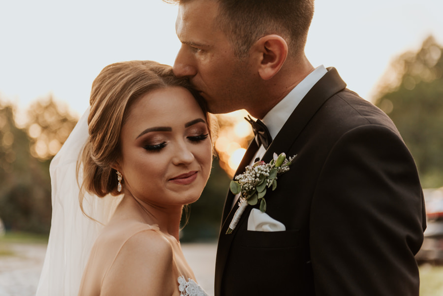 sesja obok Willa Poprad, sesja nad rzeką, plener ślubny w dniu wesela