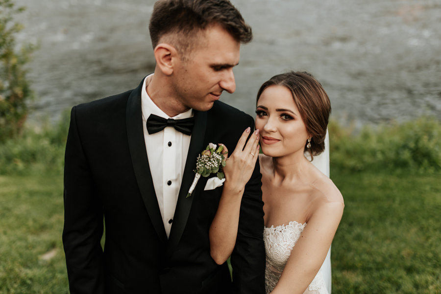 sesja obok Willa Poprad, sesja nad rzeką, plener ślubny w dniu wesela