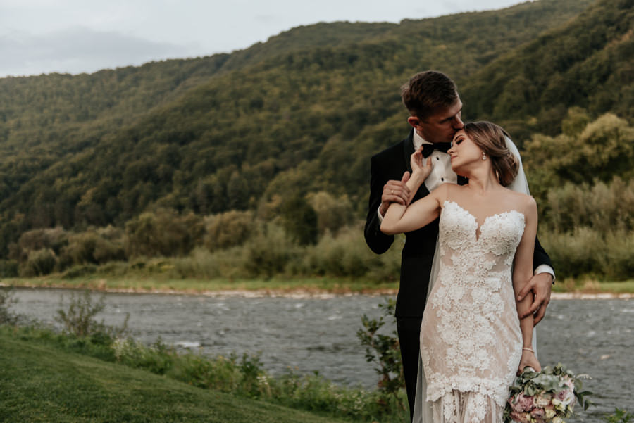 sesja obok Willa Poprad, sesja nad rzeką, plener ślubny w dniu wesela