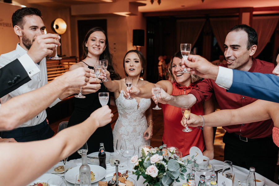 wesele w Willa Poprad, reportaż ślubny, wznoszenie kieliszków, toast