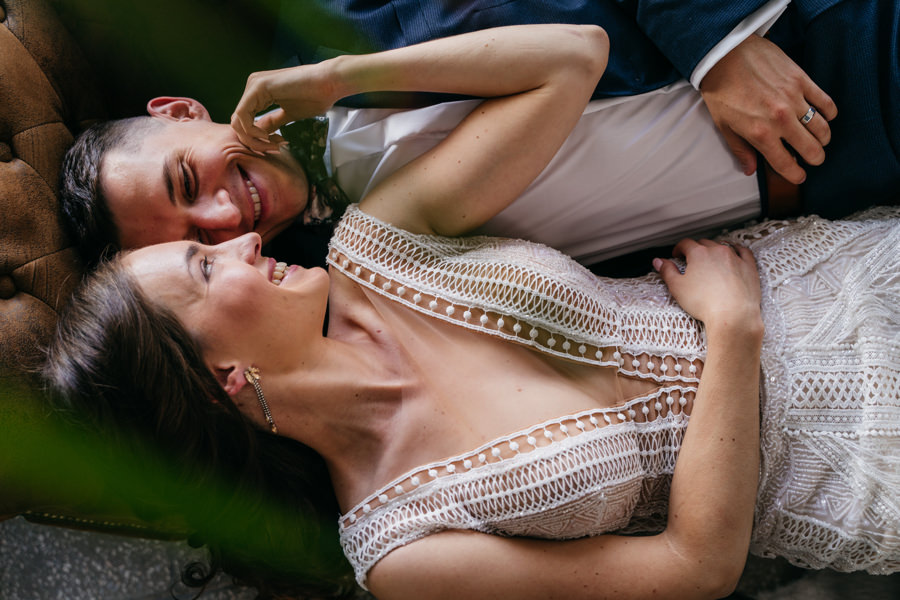 piękna para młoda, zdjęcie na leżąco