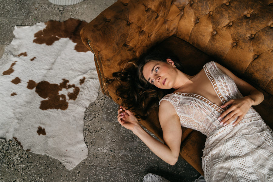 piekny dywan, kanapa, panna młoda