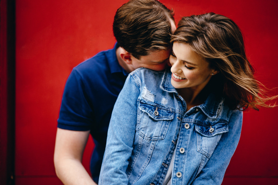 sesja narzeczeńska w Warszawie, fotograf na ślub Warszawa, zakochani na tle czerwonej ściany