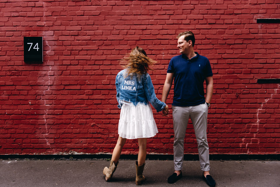 sesja narzeczeńska w Warszawie, fotograf na ślub Warszawa, jeansowa kurtka, rock'n'rollowa stylizacja na sesje