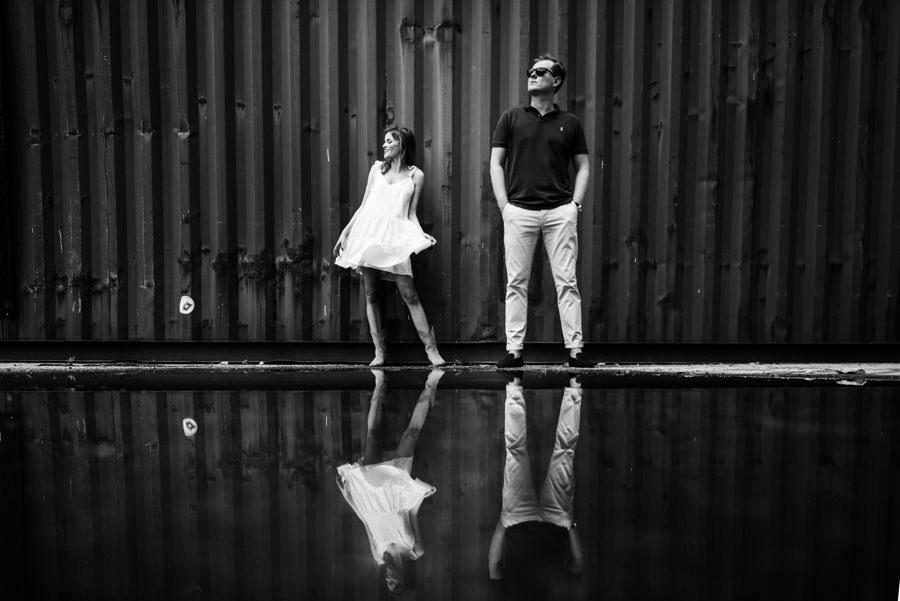 sesja narzeczeńska w Warszawie, fotograf na ślub Warszawa, odbicia, fotograf ślubny, para na tle kontenerów, industiralna sesja