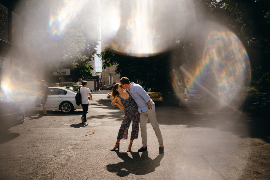 sesja narzeczeńska w Warszawie, fotograf na ślub Warszawa, zakochani, świecidełka, miejska sesja