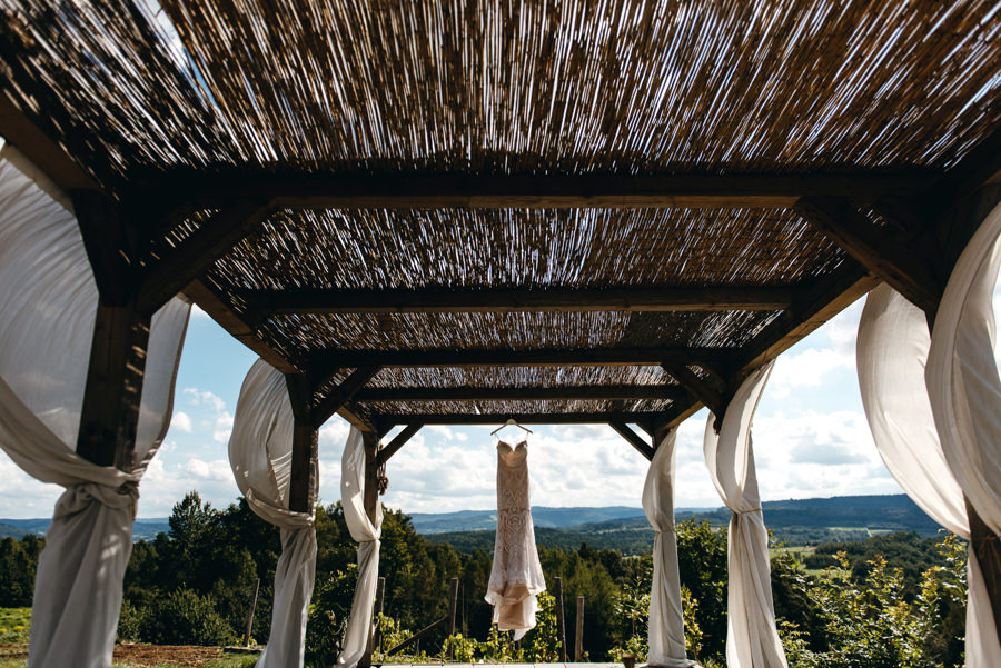 ślub w villa love, suknia ślubna, wiatr