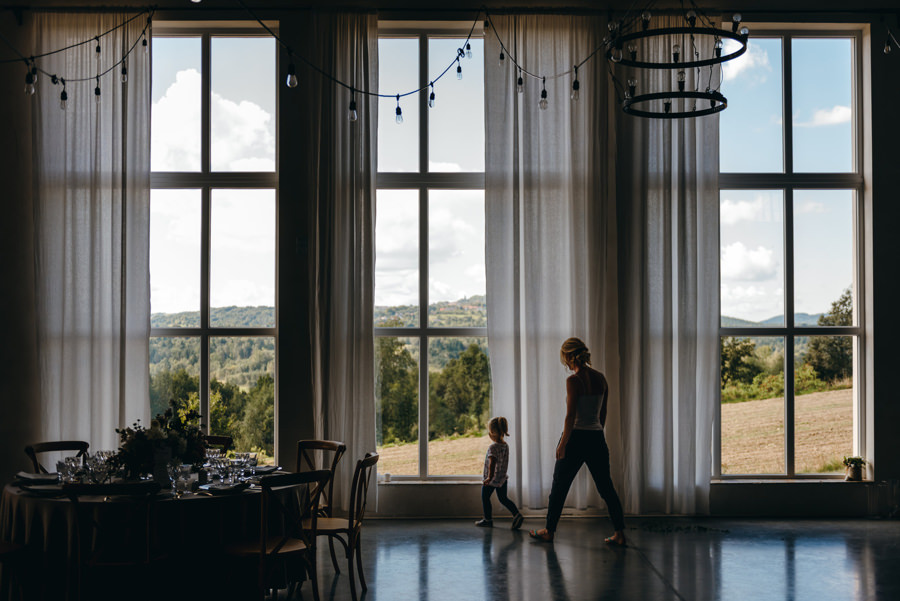 wielkie okna w villa love, spacerujace dziecko