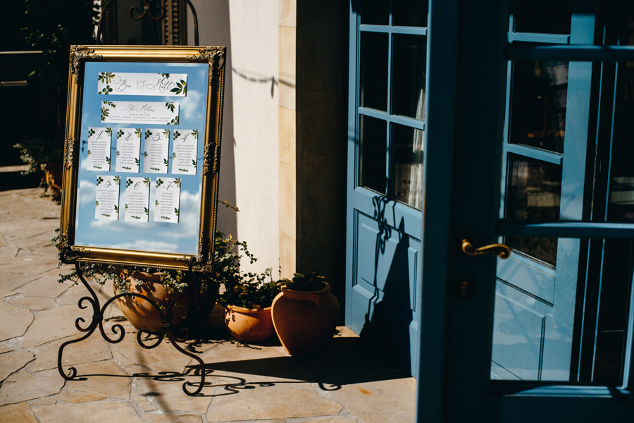 ślub w villa love, tablica stołów, piękne lustro, niebieskie drzwi, toskański klimat