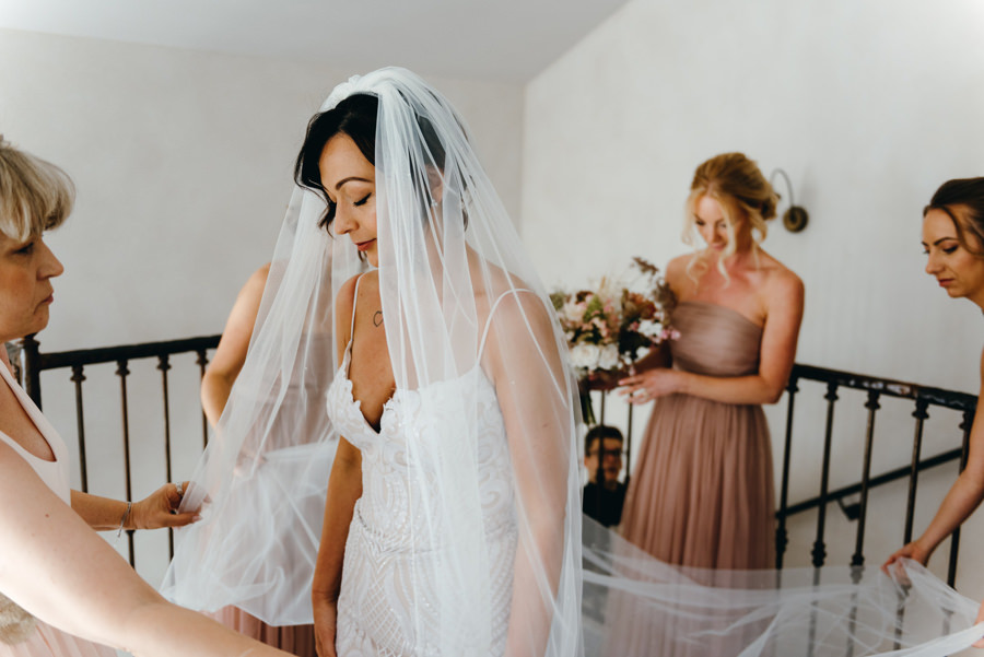 ślub w Villa Love, panna młoda zakłąda welon, welon ślubny