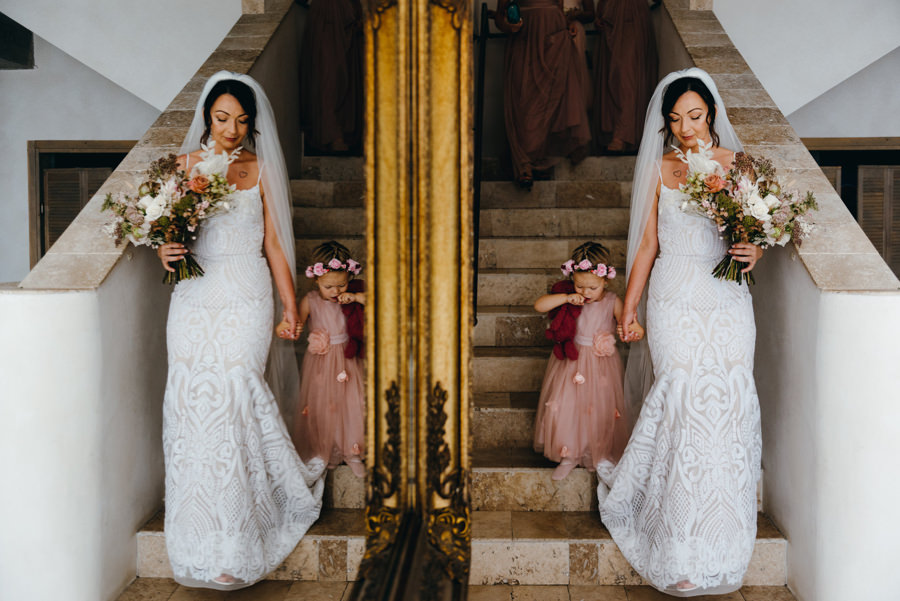 panna młoda z córeczką, odbicie w lustrze, w Villa love