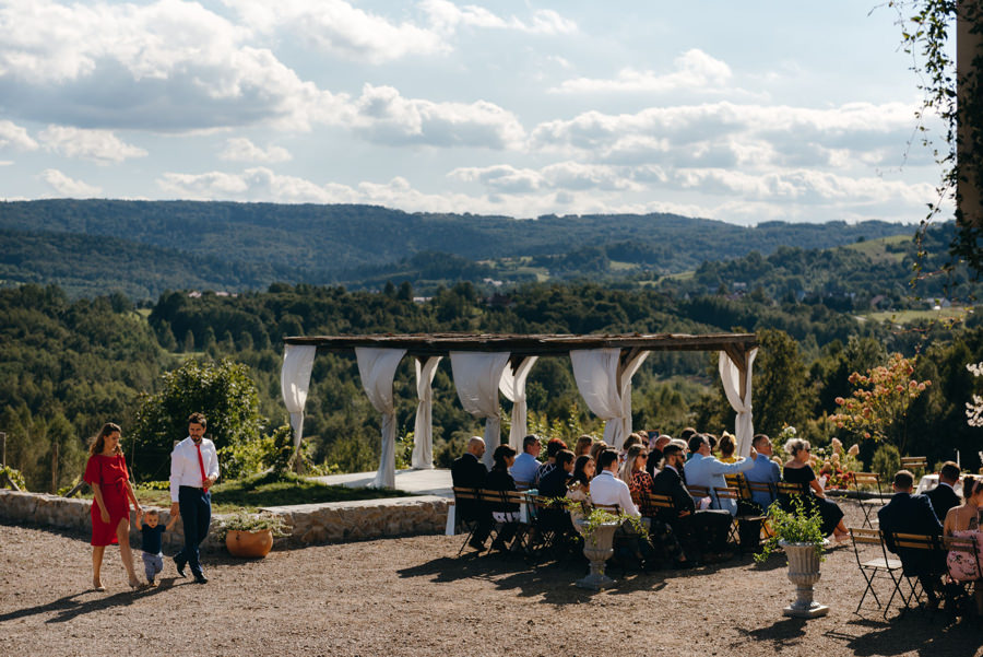 widok na beskid z VIlla Love, miejsce ceremonii ślubnej, ślub w Villa Love, goście weselni