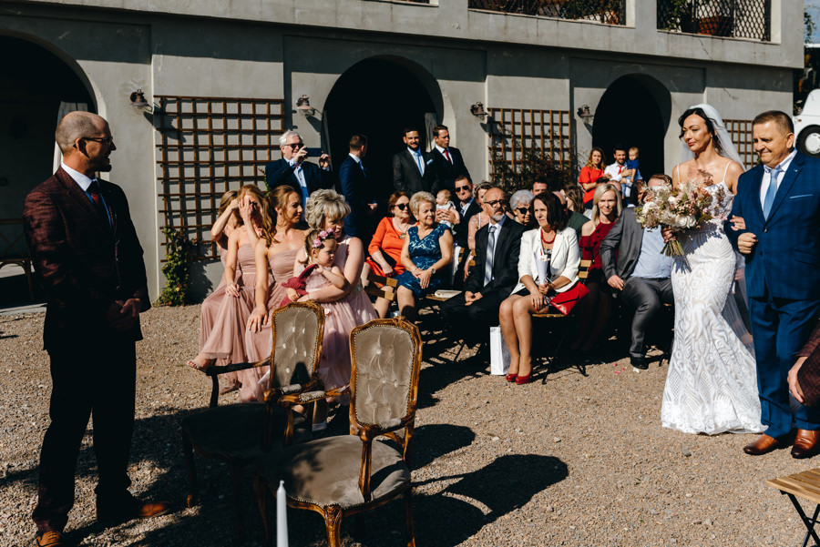 ślub w Villa Love, tata przyprowadza pannę młodą pod ołtarz, śłub humanistyczny