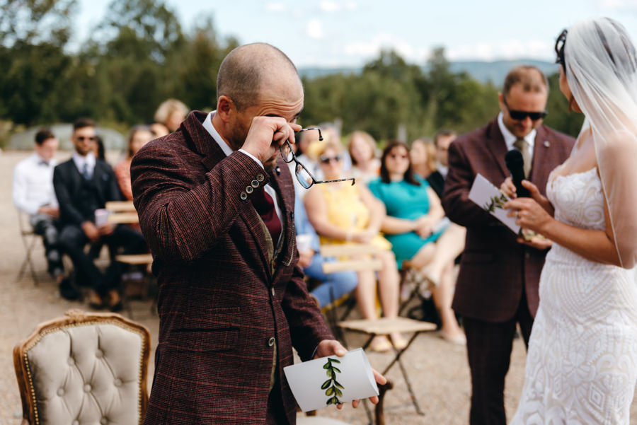 ślub w Villa Love, wzruszenie pana młodego podczas ceremonii