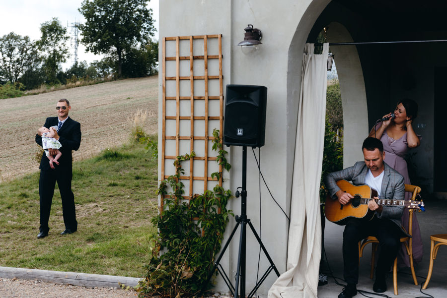 ślub w Villa Love, oprawa muzyczna podczas ceremonii, śpiew i gitara