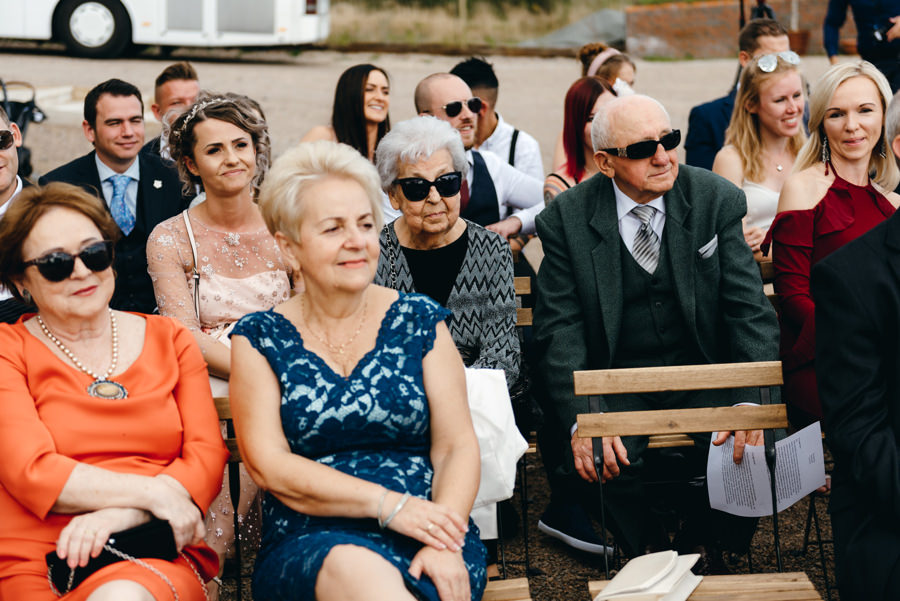 dziadkowie na ceremonii zaślubin, goście weselni, ceremonia humanistyczna