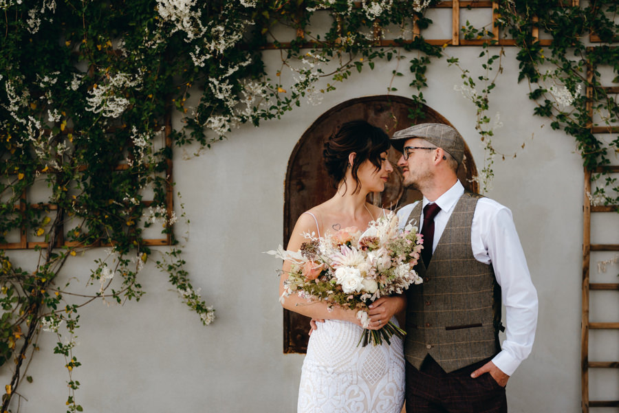 ślub w Villa Love, wesele w toskańskim klimacie,, portret pary młodej, sesja zdjęciowa w dniu ślubu