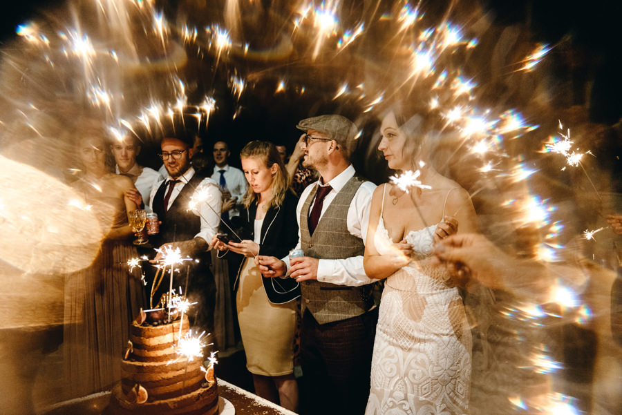 ślub w Villa Love, fotoreportaż ślubny, fotograf ślubny Kraków, krojenie tortu i zimne ognie