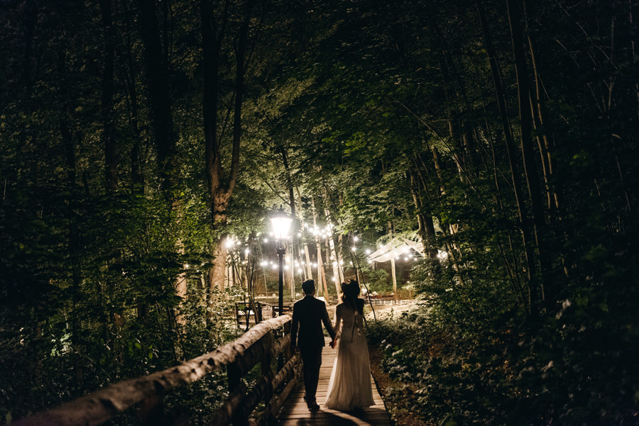 stara kruszarnia nocą, las, strefa chillout, ślub w plenerze