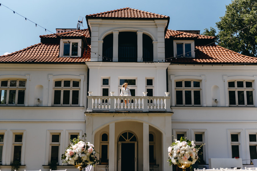 pałac czosnowskich, panna młoda, wesele w pałacu, ślub kościelny w plenerze