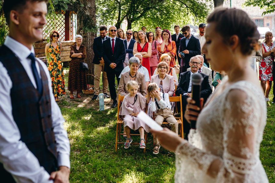 slub cywilny w plenerze, slub pod wierzbą, sady albigowa, wesele w sadach