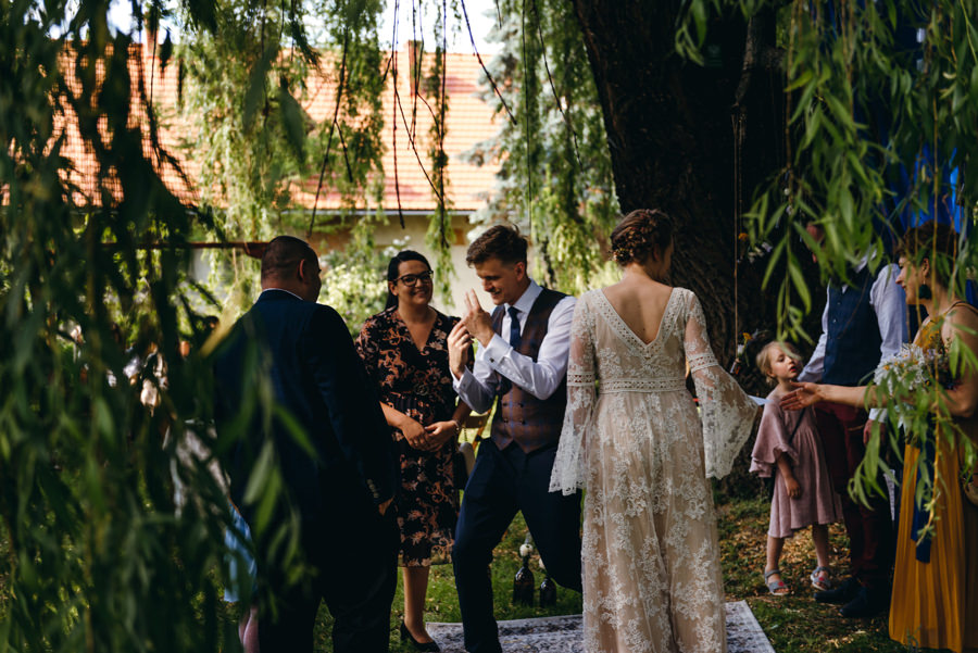 slub cywilny w plenerze, slub pod wierzbą, sady albigowa, wesele w sadach