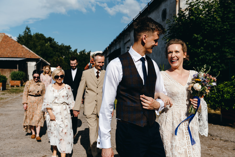 slub cywilny w plenerze, slub pod wierzbą, sady albigowa, wesele w sadach