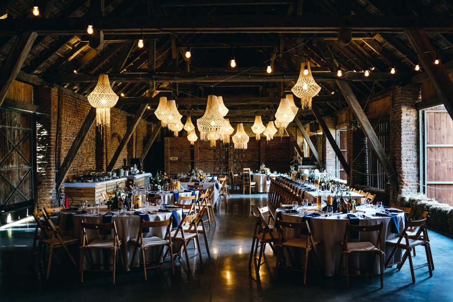 sady albigowa, rustykalna stodoła, wesele w sadach, makramowe żyrandole, rustykalne wesele