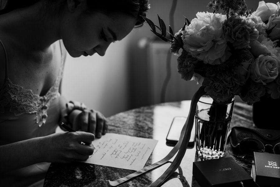 ogrod w brzoskiwni, slub w krakowie, krakow zdjecia, wesele plenerowe, para mloda