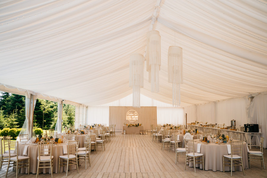 ogrod w brzoskiwni, slub w krakowie, krakow zdjecia, wesele plenerowe, para mloda