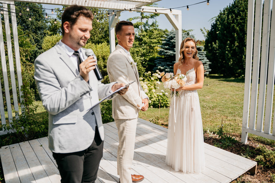 ogrod w brzoskiwni, slub w krakowie, krakow zdjecia, wesele plenerowe, para mloda