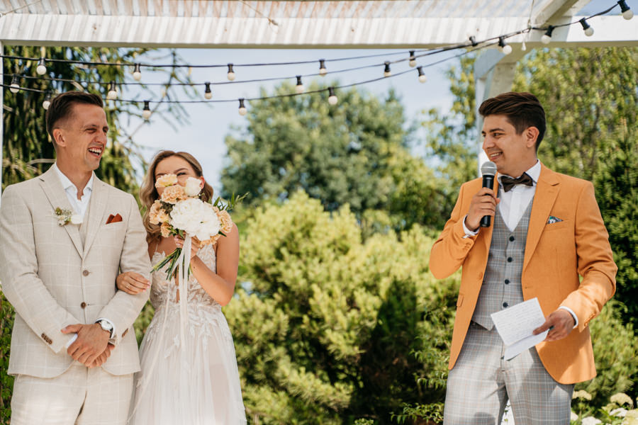 ogrod w brzoskiwni, slub w krakowie, krakow zdjecia, wesele plenerowe, para mloda