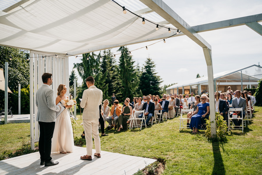 ogrod w brzoskiwni, slub w krakowie, krakow zdjecia, wesele plenerowe, para mloda